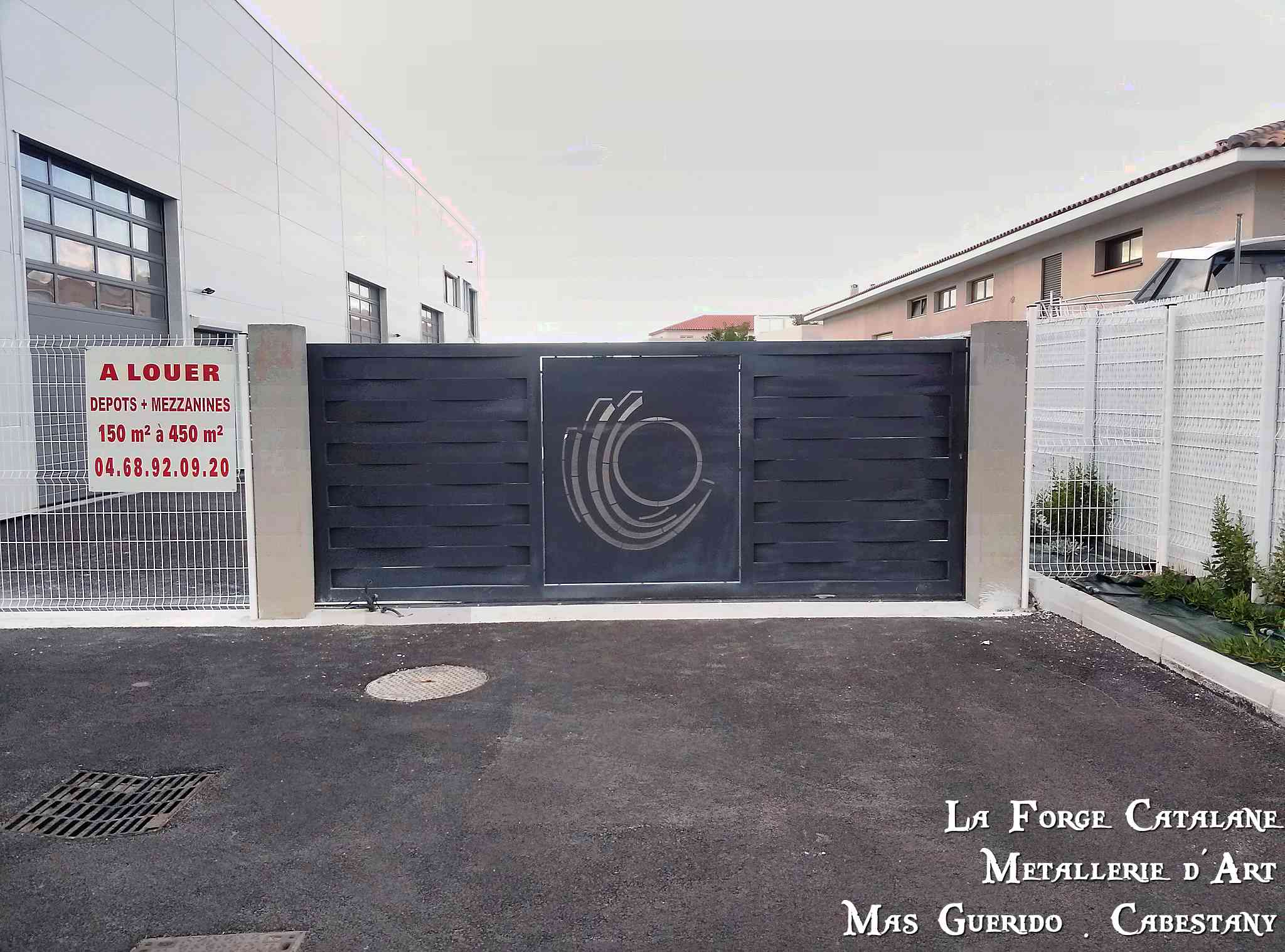 Portail tole effet lames tressees vannerie et decoupe laser logo  forge catalane.jpg